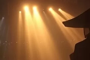 动画星轨修补匠封面，少年在星空下修理机械星轨